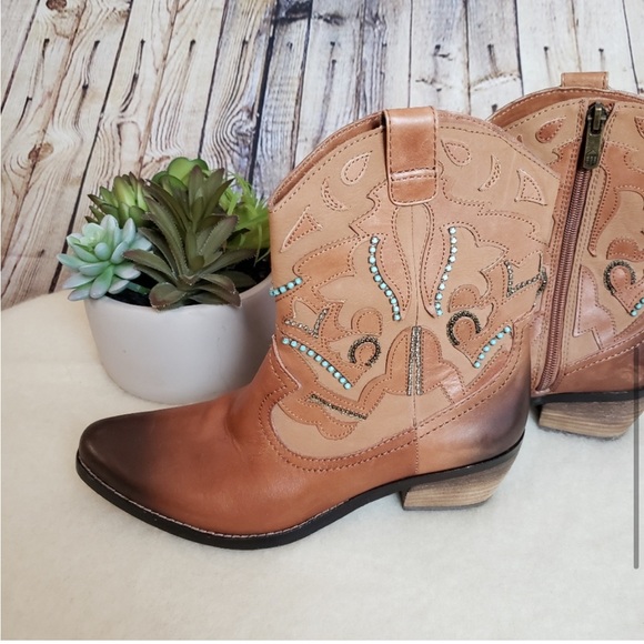 Vince Camuto Western Ankle Boots. Size 8 - Picture 2 of 8